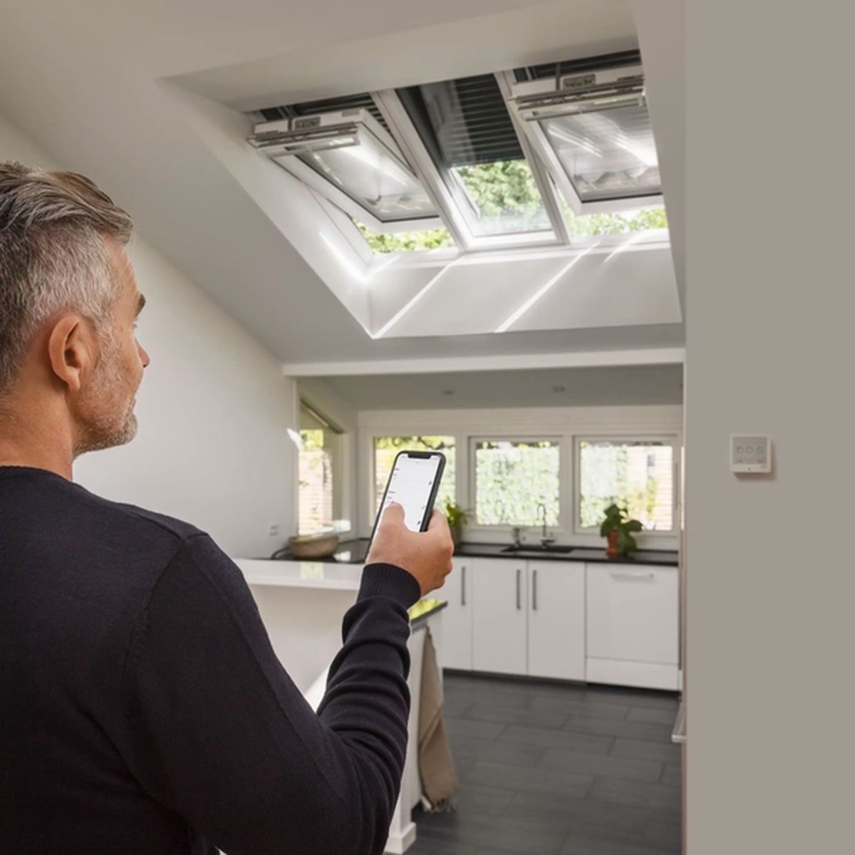 ggl-eletrica Janela de Sótão Basculante Elétrica VELUX GGL BK04 207021 47x98cm