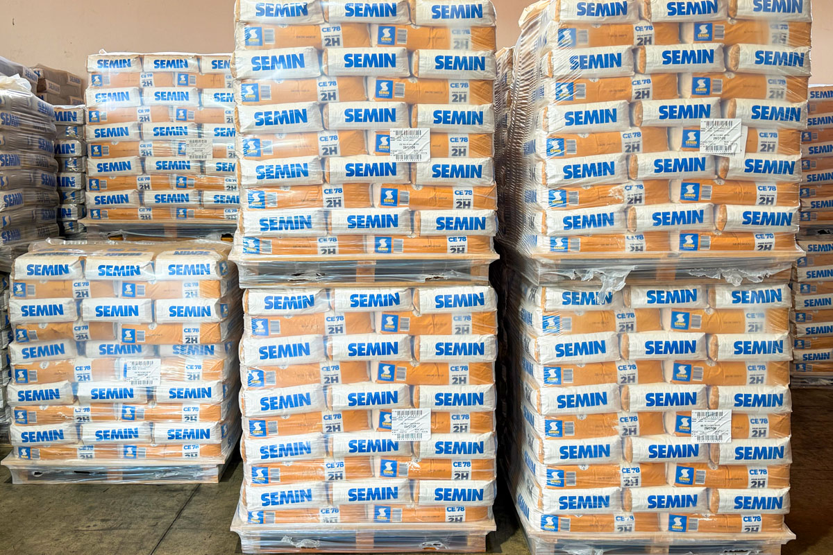 Carregamento de paletes Semin no armazém Almácla