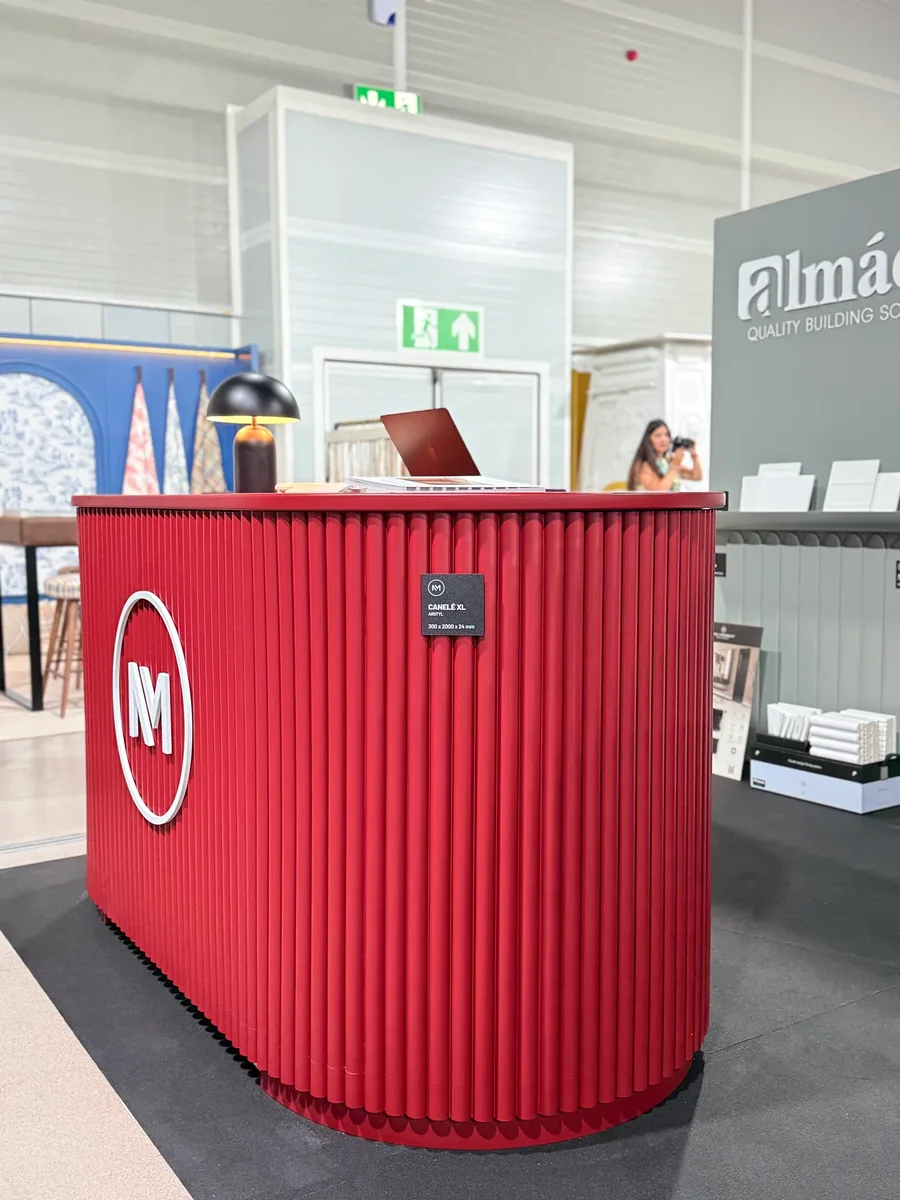 Balcão curvo revestido a ARSTYL CANELÉ XL no stand da Almácla na HOMEING 2026
