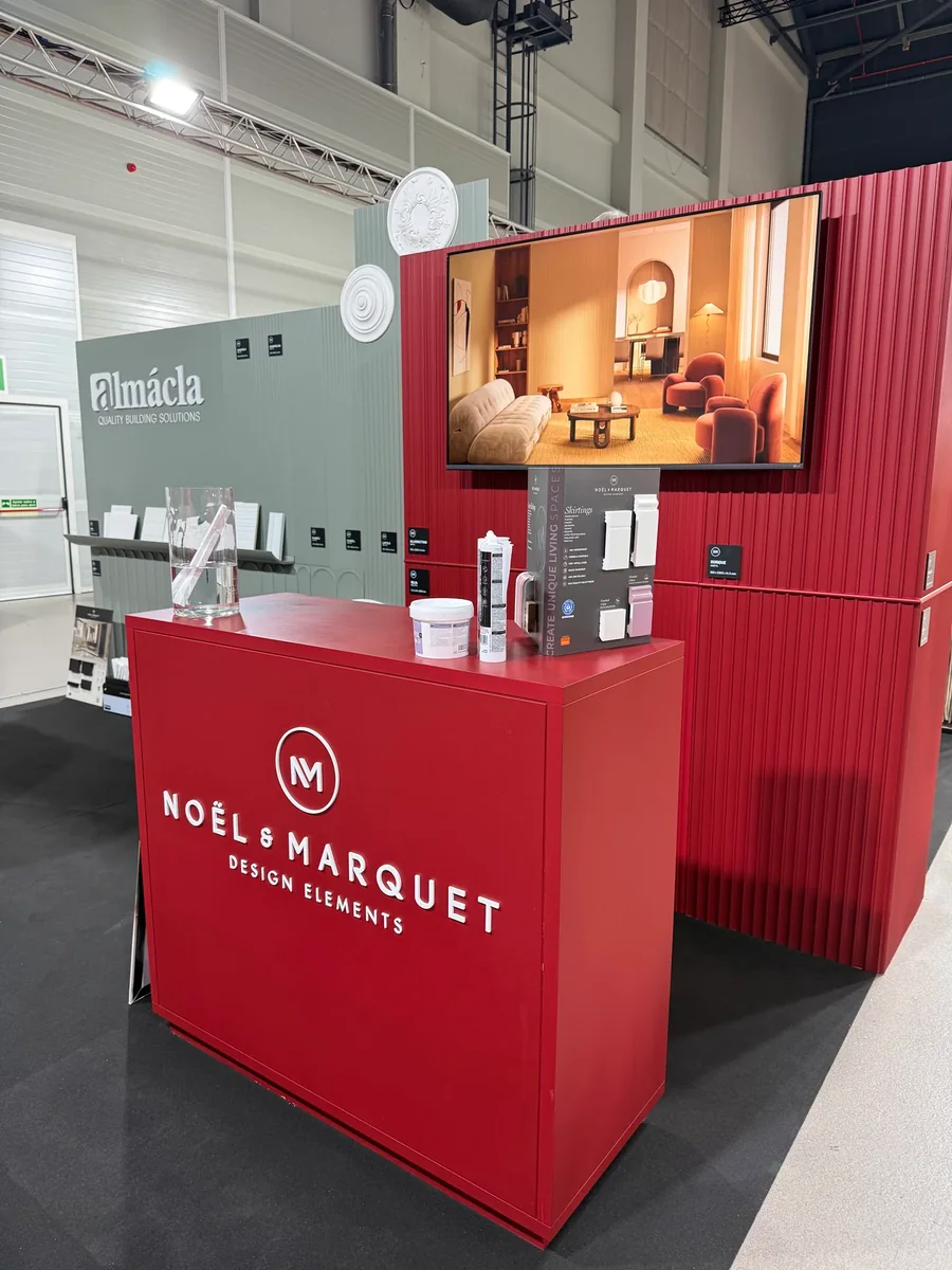 Balcão NOËL & MARQUET no stand da Almácla, com a gama de rodapés em destaque